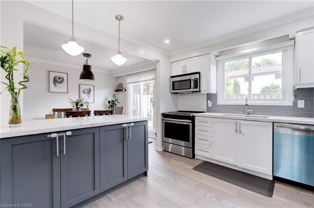 19-5475 Lakeshore Road, Burlington, ON - Indoor Photo Showing Kitchen With Upgraded Kitchen