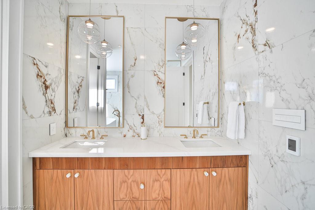 2284 Sideroad 1, Burlington, ON - Indoor Photo Showing Bathroom