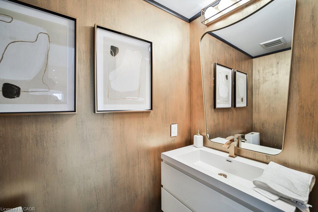 2284 Sideroad 1, Burlington, ON - Indoor Photo Showing Bathroom