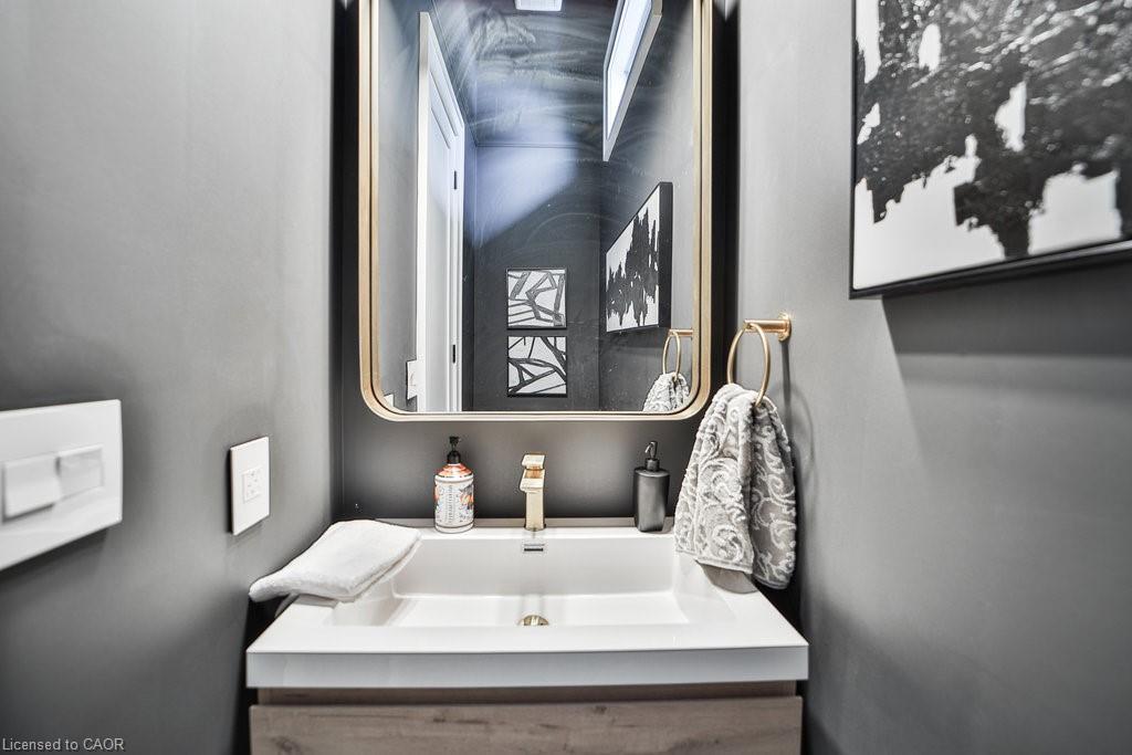 2284 Sideroad 1, Burlington, ON - Indoor Photo Showing Bathroom