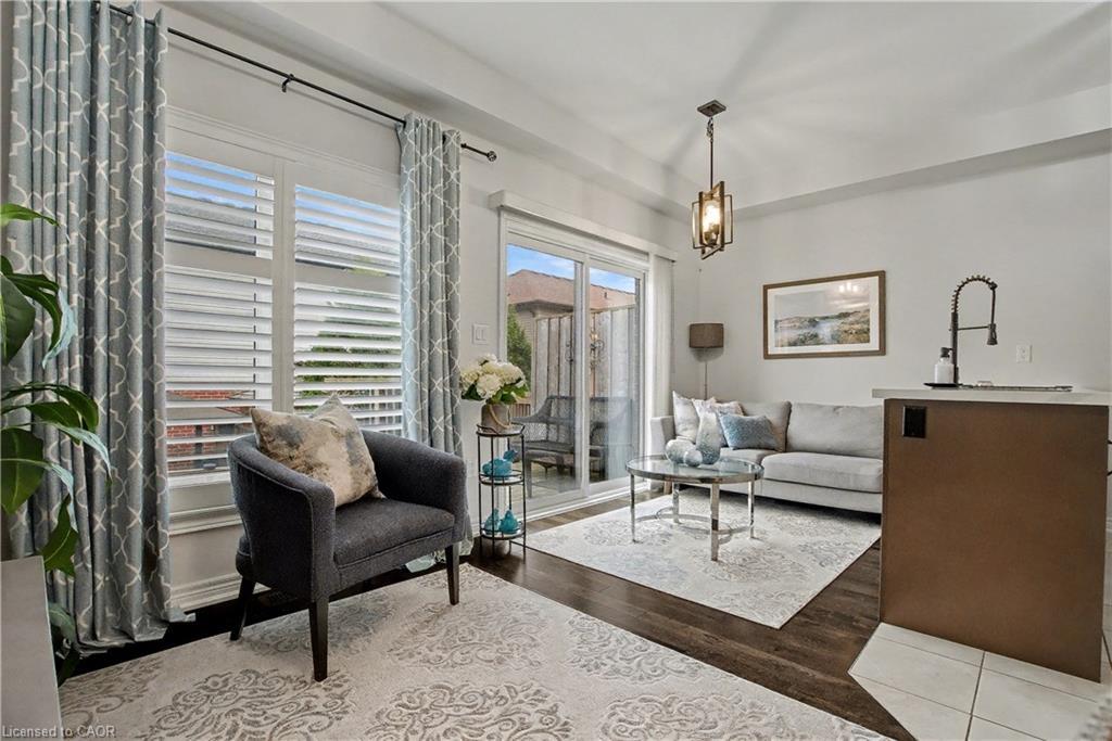 24-377 Glancaster Road, Hamilton, ON - Indoor Photo Showing Living Room