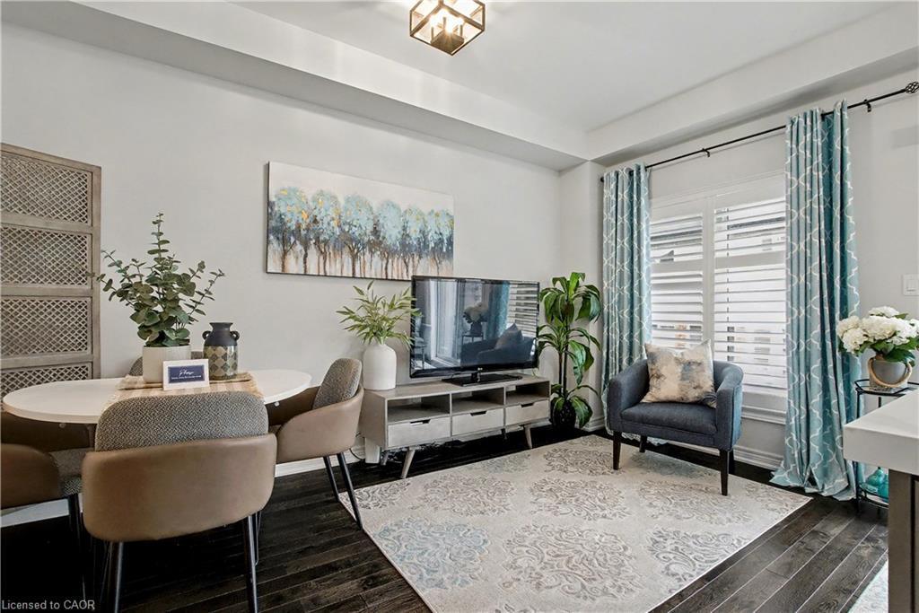 24-377 Glancaster Road, Hamilton, ON - Indoor Photo Showing Living Room