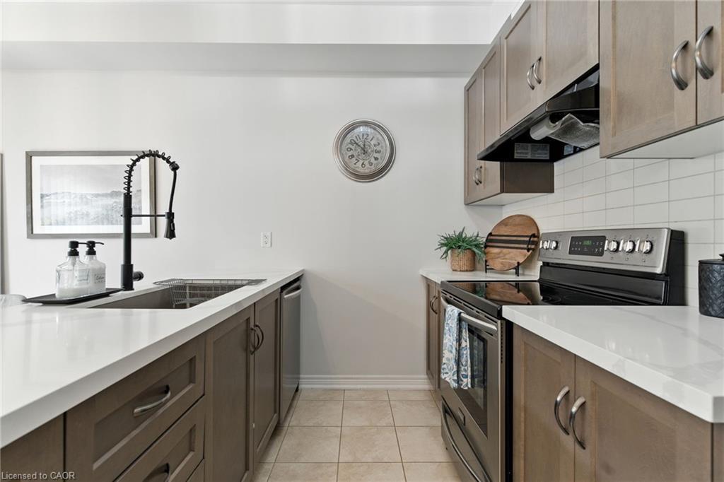 24-377 Glancaster Road, Hamilton, ON - Indoor Photo Showing Kitchen With Upgraded Kitchen