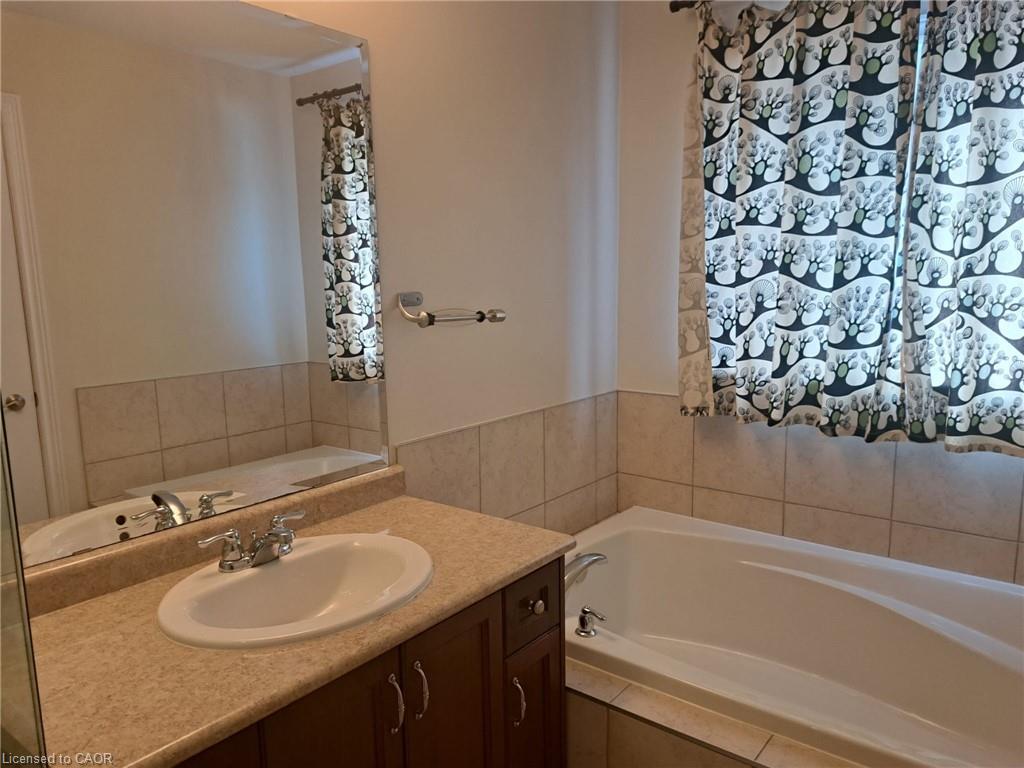 39 Matteo Trail, Hamilton, ON - Indoor Photo Showing Bathroom