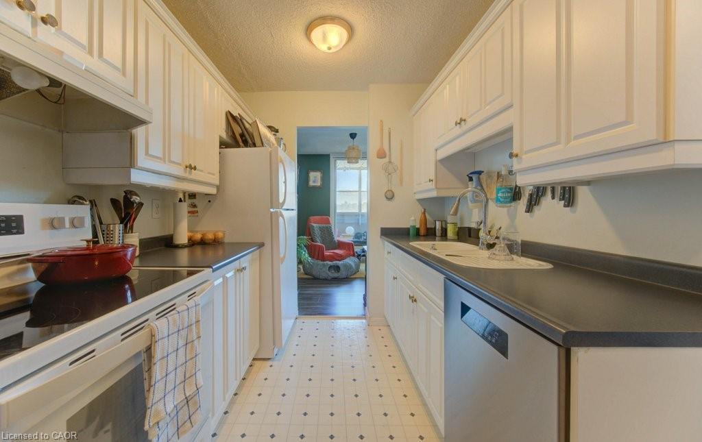 509-225 Harvard Place, Waterloo, ON - Indoor Photo Showing Kitchen