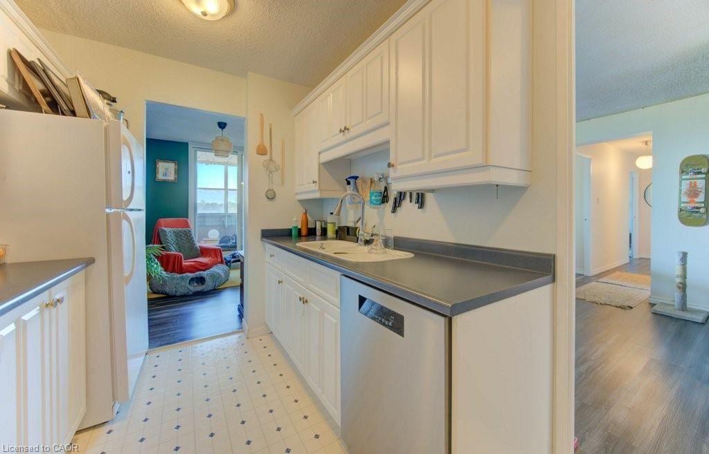 509-225 Harvard Place, Waterloo, ON - Indoor Photo Showing Kitchen