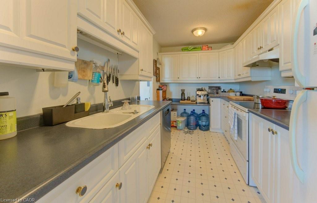 509-225 Harvard Place, Waterloo, ON - Indoor Photo Showing Kitchen