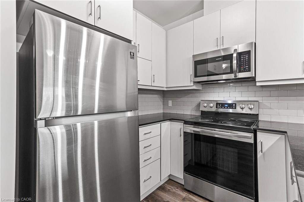 121-102 Grovewood Common, Oakville, ON - Indoor Photo Showing Kitchen With Upgraded Kitchen