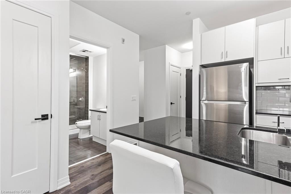 121-102 Grovewood Common, Oakville, ON - Indoor Photo Showing Kitchen With Upgraded Kitchen