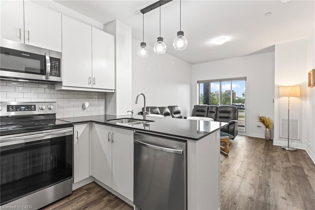 121-102 Grovewood Common, Oakville, ON - Indoor Photo Showing Kitchen With Double Sink With Upgraded Kitchen