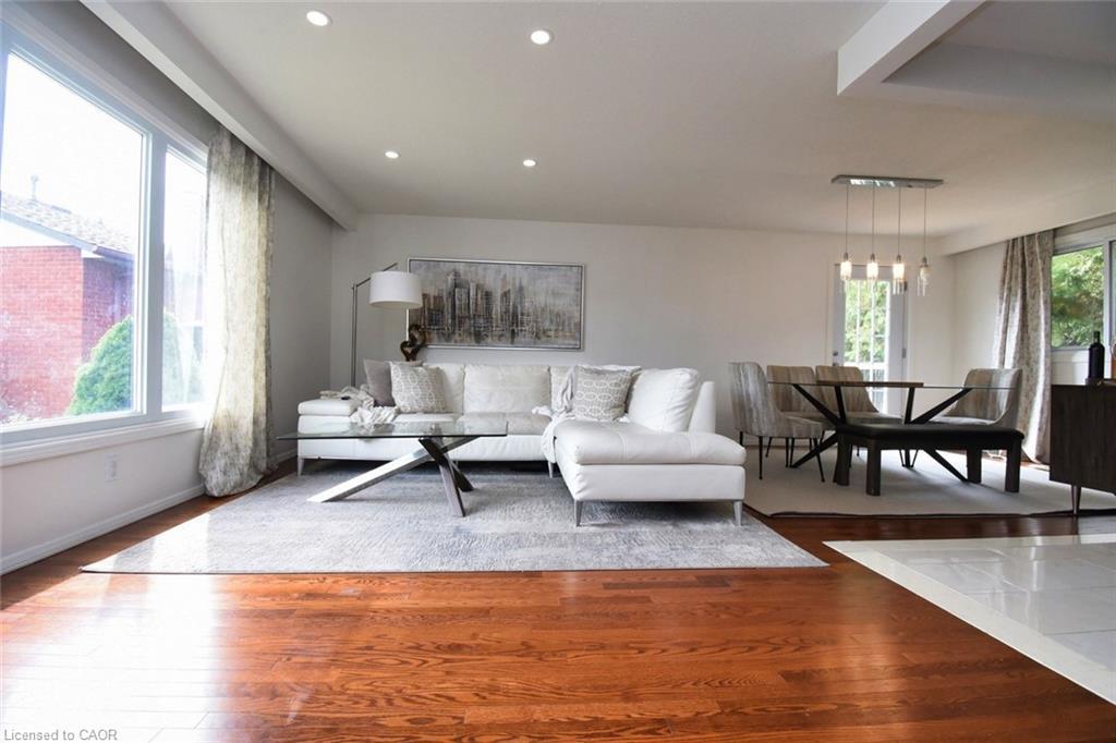 14 Basin Crescent, Hamilton, ON - Indoor Photo Showing Living Room