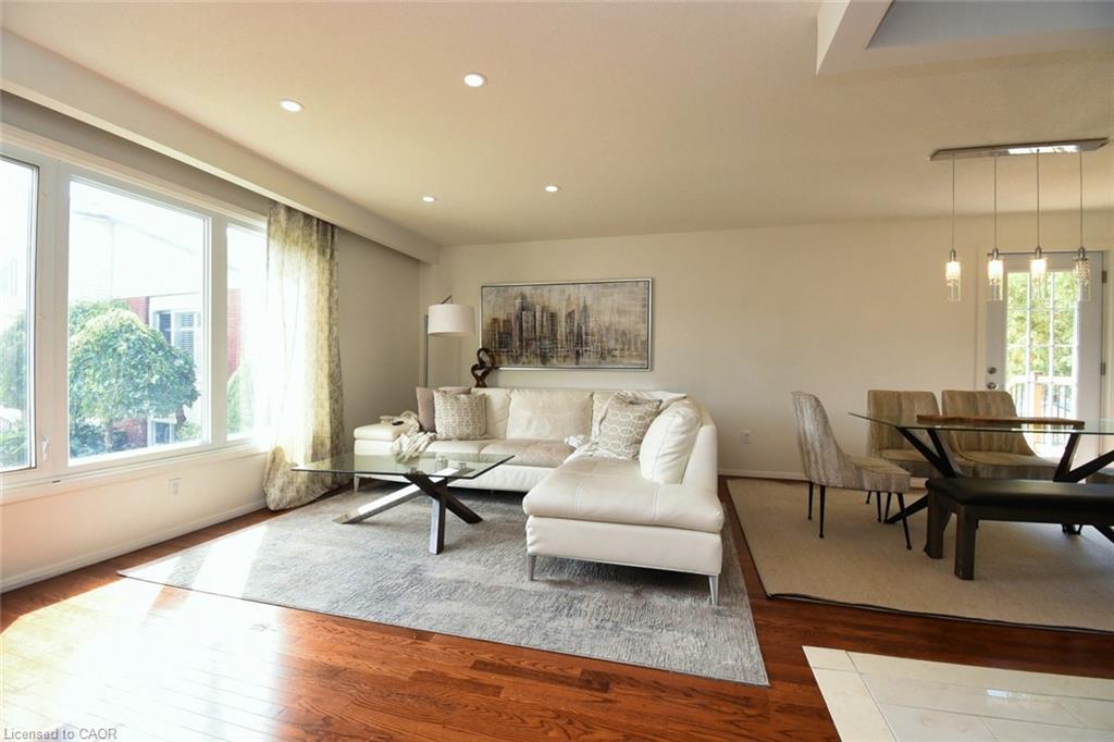 14 Basin Crescent, Hamilton, ON - Indoor Photo Showing Living Room