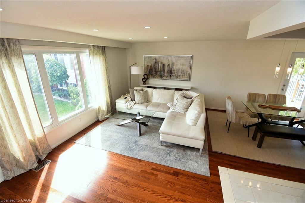 14 Basin Crescent, Hamilton, ON - Indoor Photo Showing Living Room
