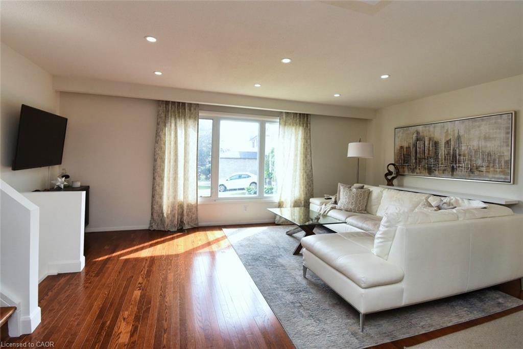14 Basin Crescent, Hamilton, ON - Indoor Photo Showing Living Room