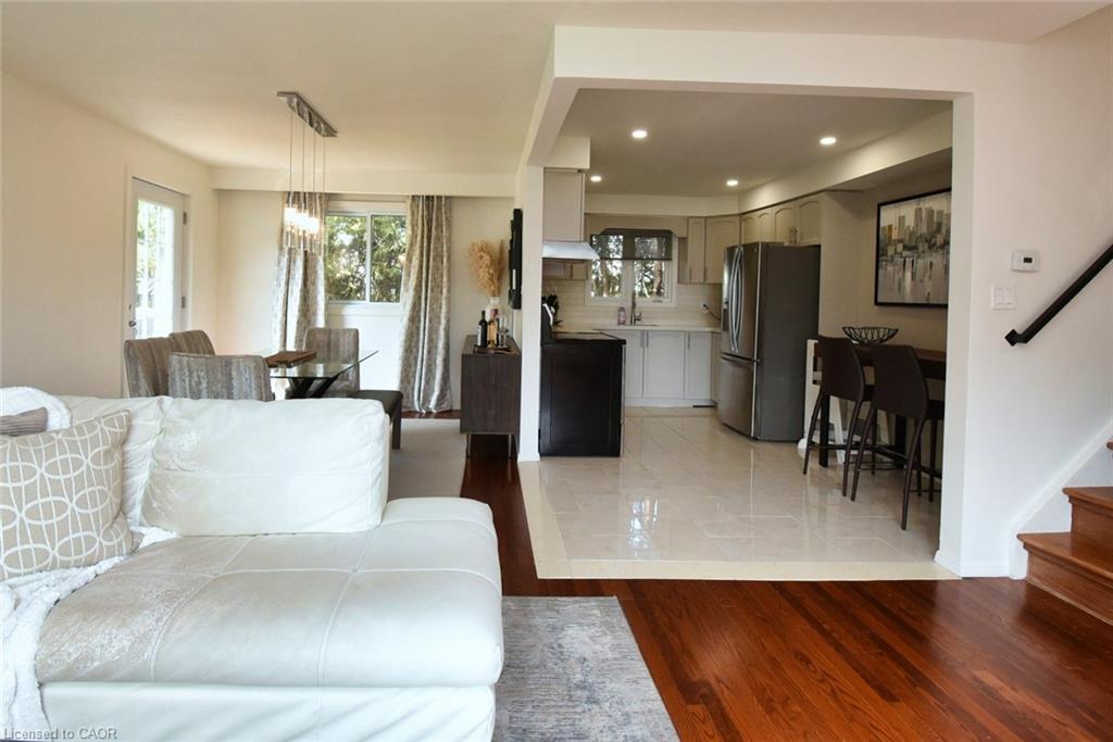 14 Basin Crescent, Hamilton, ON - Indoor Photo Showing Living Room