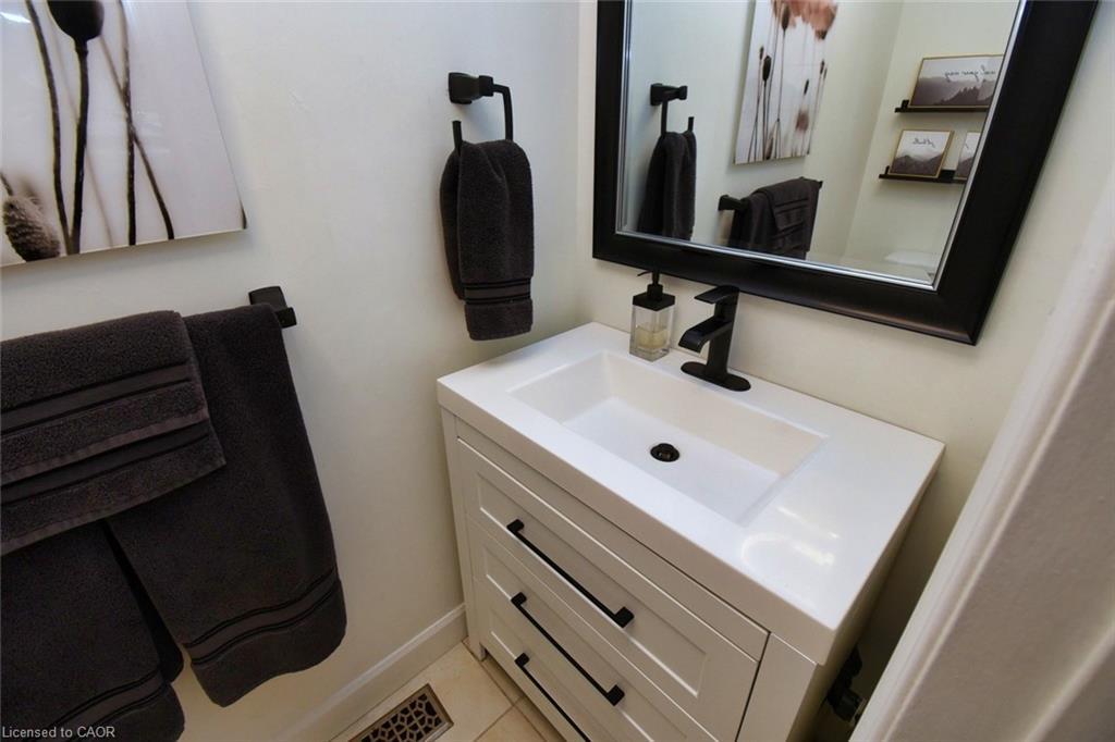 14 Basin Crescent, Hamilton, ON - Indoor Photo Showing Bathroom