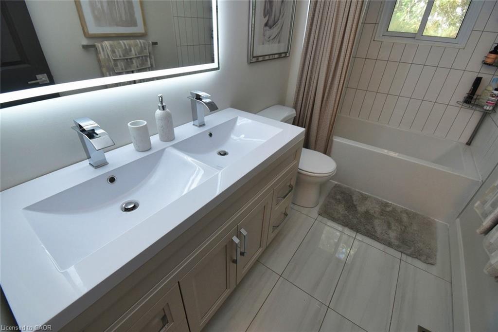 14 Basin Crescent, Hamilton, ON - Indoor Photo Showing Bathroom