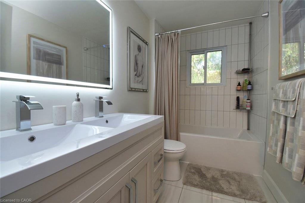 14 Basin Crescent, Hamilton, ON - Indoor Photo Showing Bathroom