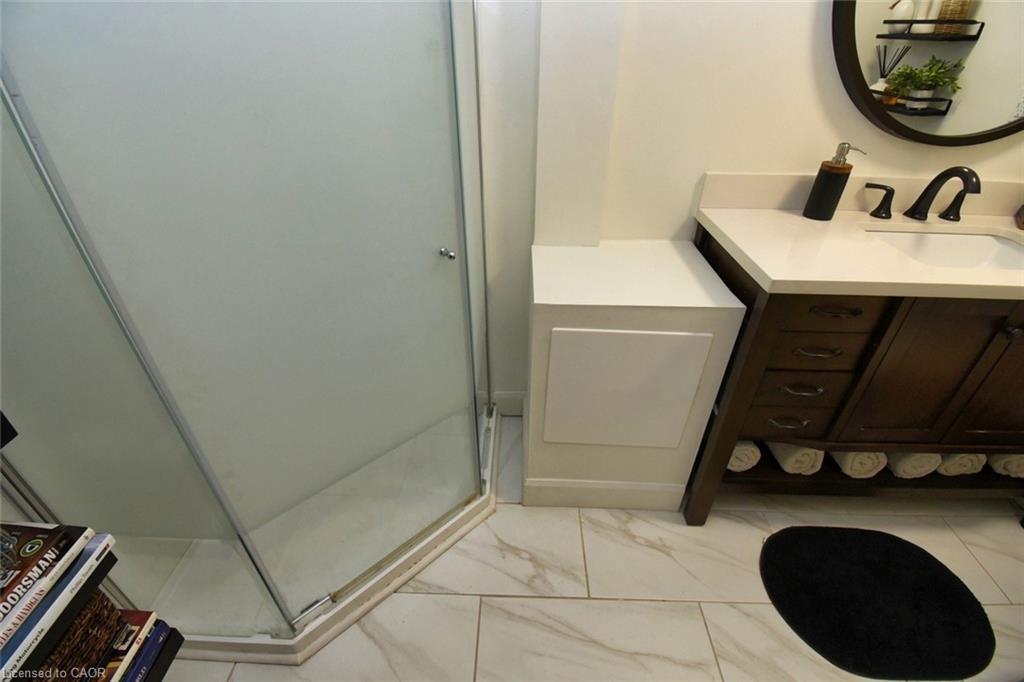 14 Basin Crescent, Hamilton, ON - Indoor Photo Showing Bathroom