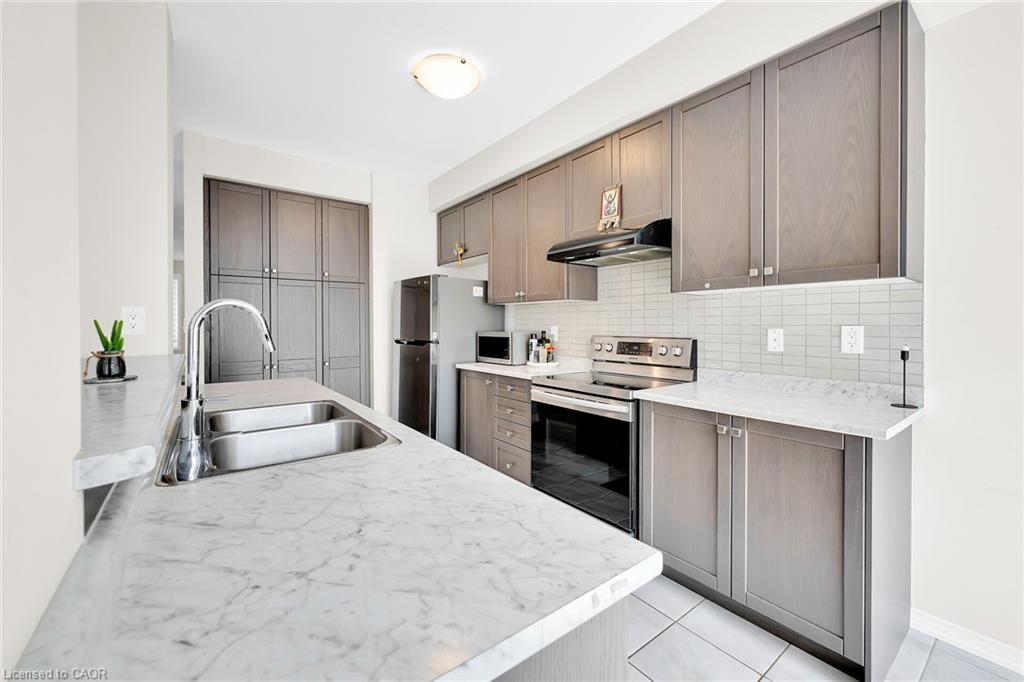 11 Honey Comb Trail, Welland, ON - Indoor Photo Showing Kitchen With Double Sink