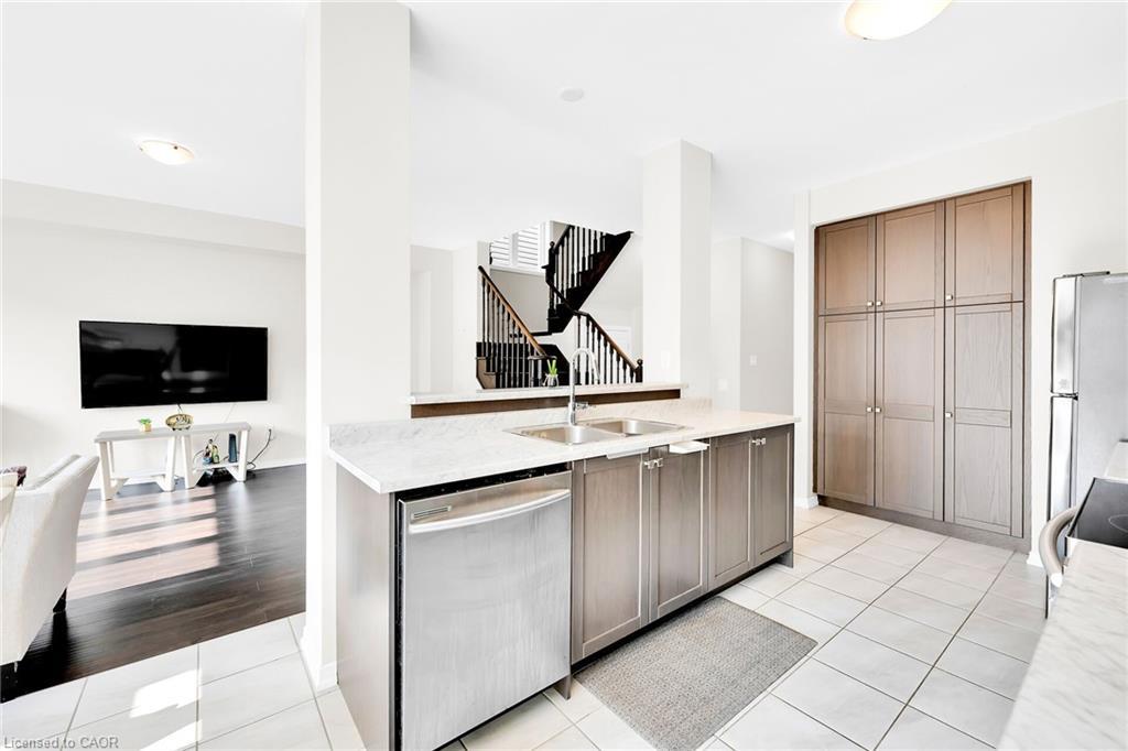 11 Honey Comb Trail, Welland, ON - Indoor Photo Showing Kitchen