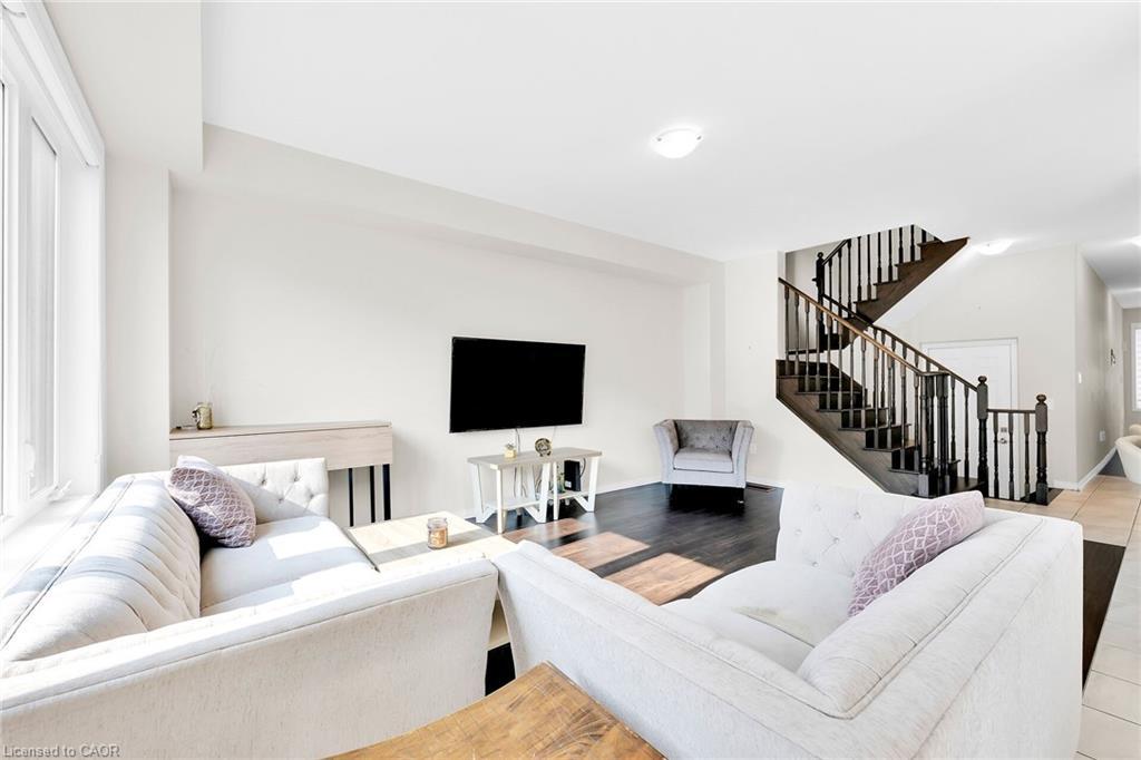 11 Honey Comb Trail, Welland, ON - Indoor Photo Showing Living Room