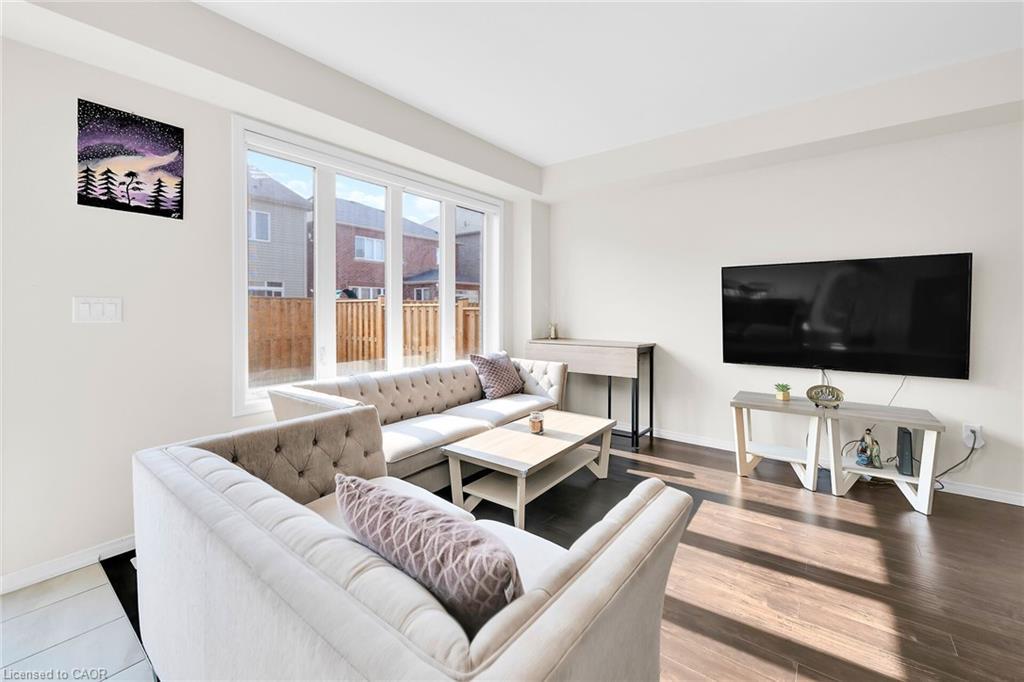 11 Honey Comb Trail, Welland, ON - Indoor Photo Showing Living Room