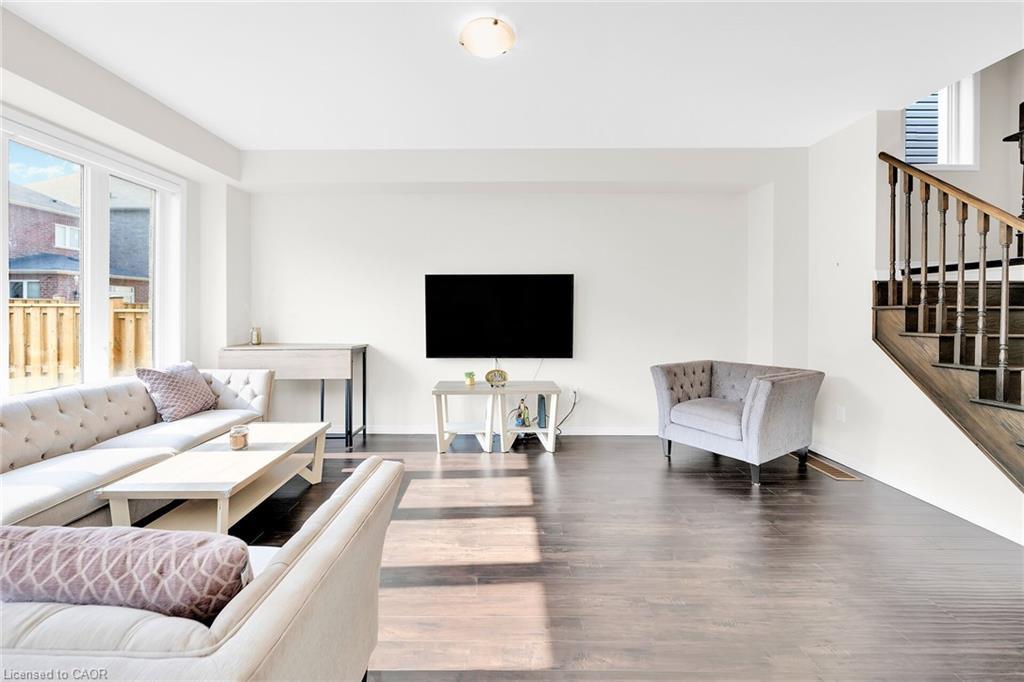 11 Honey Comb Trail, Welland, ON - Indoor Photo Showing Living Room