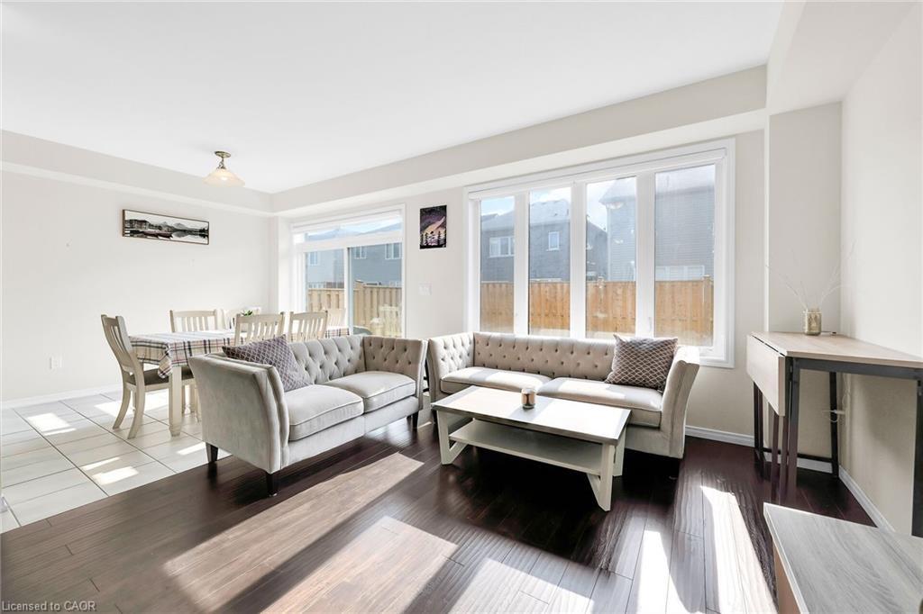 11 Honey Comb Trail, Welland, ON - Indoor Photo Showing Living Room