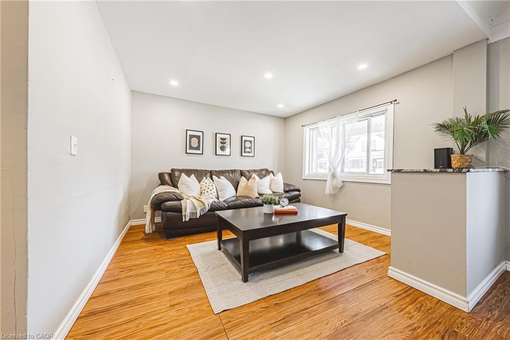 24 Rowanwood Street, Hamilton, ON - Indoor Photo Showing Living Room