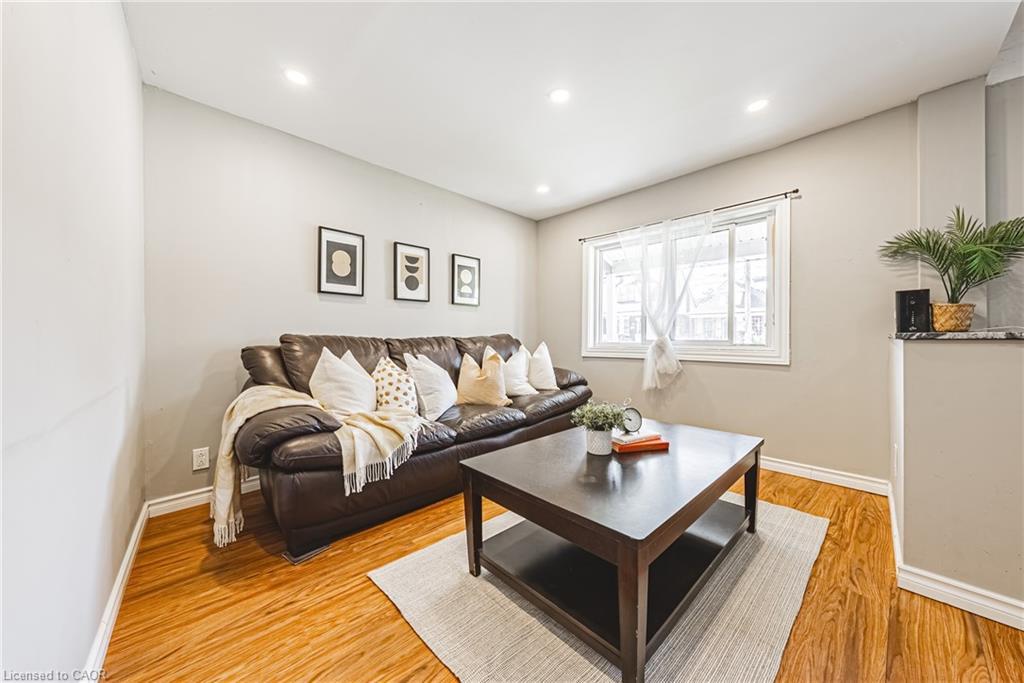 24 Rowanwood Street, Hamilton, ON - Indoor Photo Showing Living Room