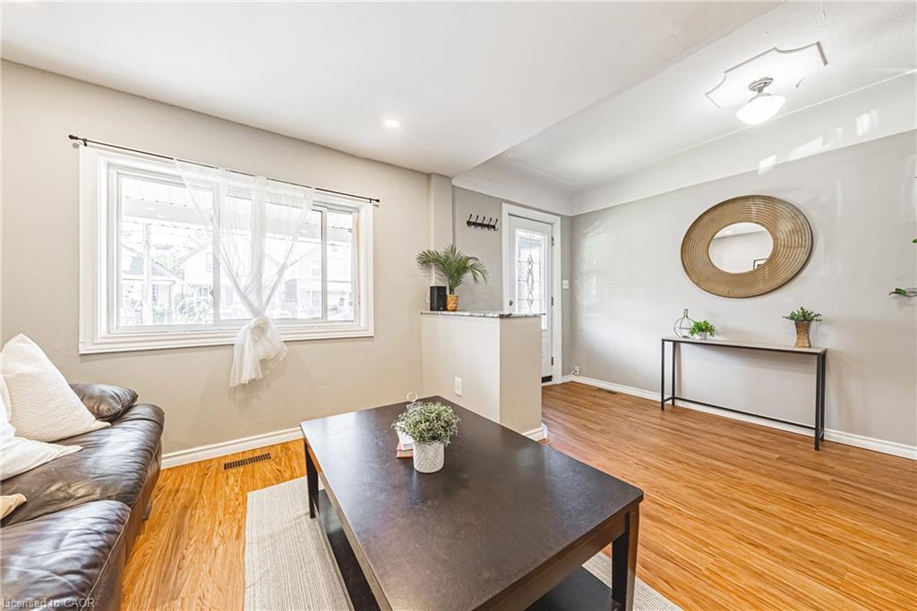 24 Rowanwood Street, Hamilton, ON - Indoor Photo Showing Living Room