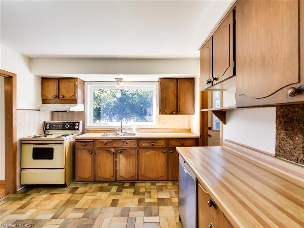 558 Parkside Crescent, Burlington, ON - Indoor Photo Showing Kitchen With Double Sink