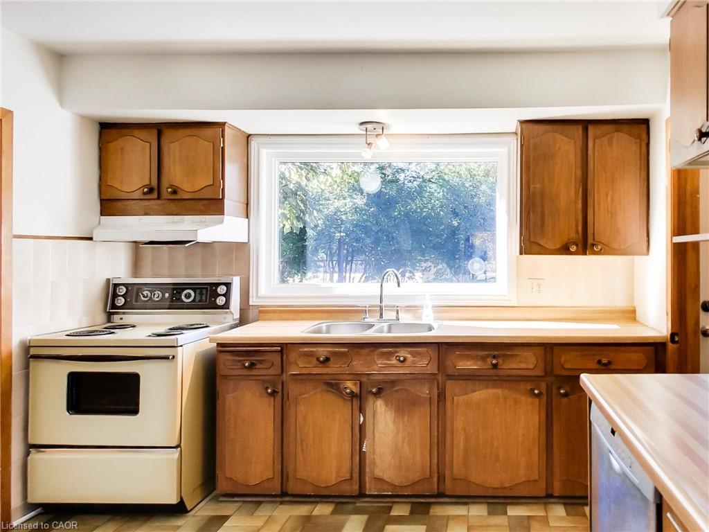 558 Parkside Crescent, Burlington, ON - Indoor Photo Showing Kitchen With Double Sink