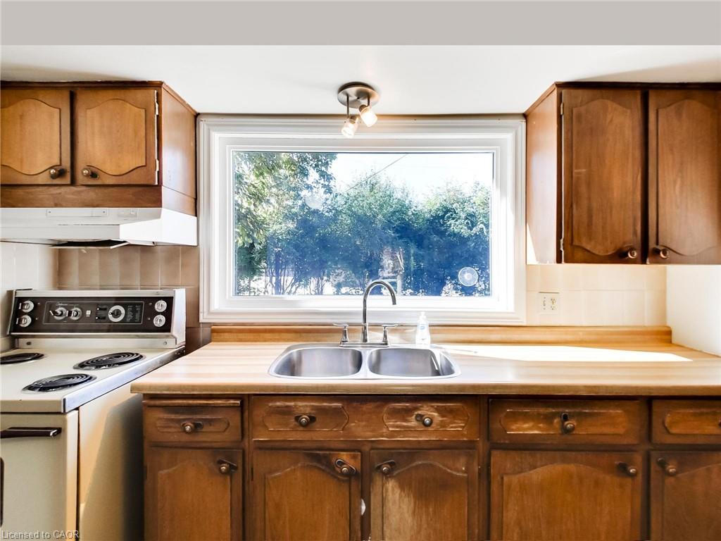 558 Parkside Crescent, Burlington, ON - Indoor Photo Showing Kitchen With Double Sink