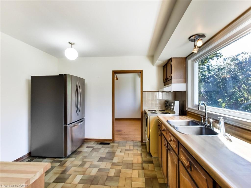 558 Parkside Crescent, Burlington, ON - Indoor Photo Showing Kitchen With Double Sink
