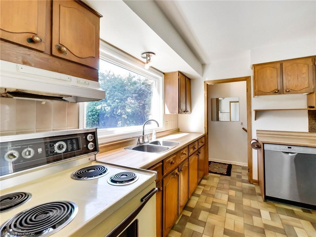558 Parkside Crescent, Burlington, ON - Indoor Photo Showing Kitchen With Double Sink