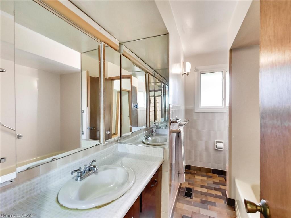 558 Parkside Crescent, Burlington, ON - Indoor Photo Showing Bathroom