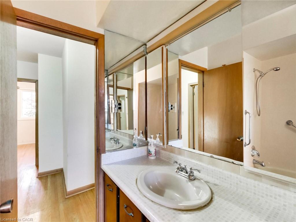 558 Parkside Crescent, Burlington, ON - Indoor Photo Showing Bathroom
