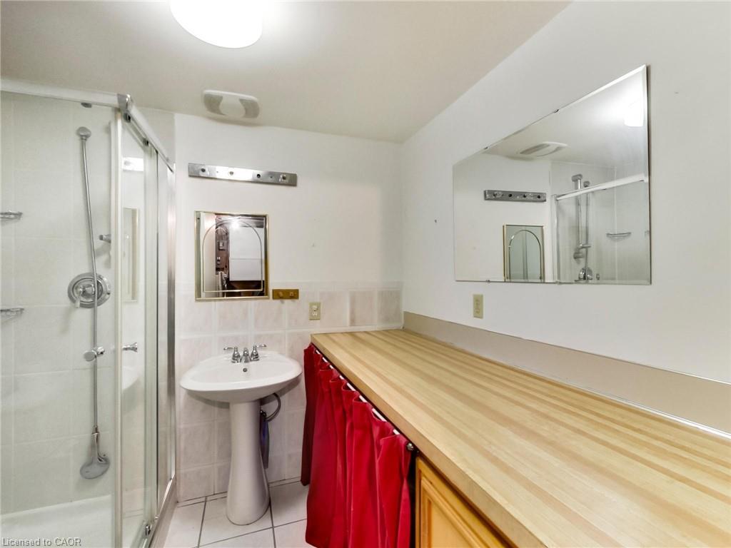 558 Parkside Crescent, Burlington, ON - Indoor Photo Showing Bathroom