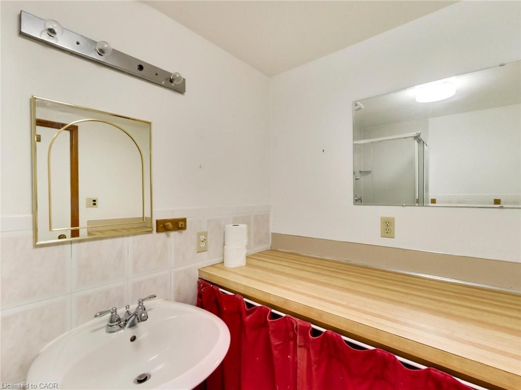558 Parkside Crescent, Burlington, ON - Indoor Photo Showing Bathroom