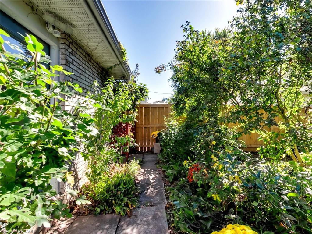 558 Parkside Crescent, Burlington, ON - Outdoor