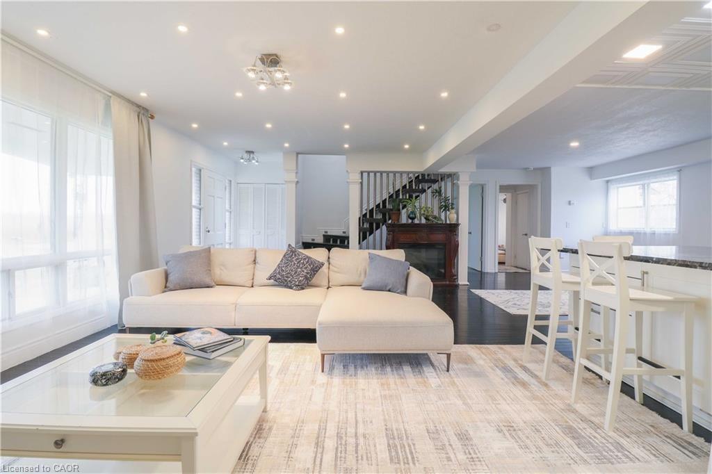 298 Second Road E, Stoney Creek, ON - Indoor Photo Showing Living Room