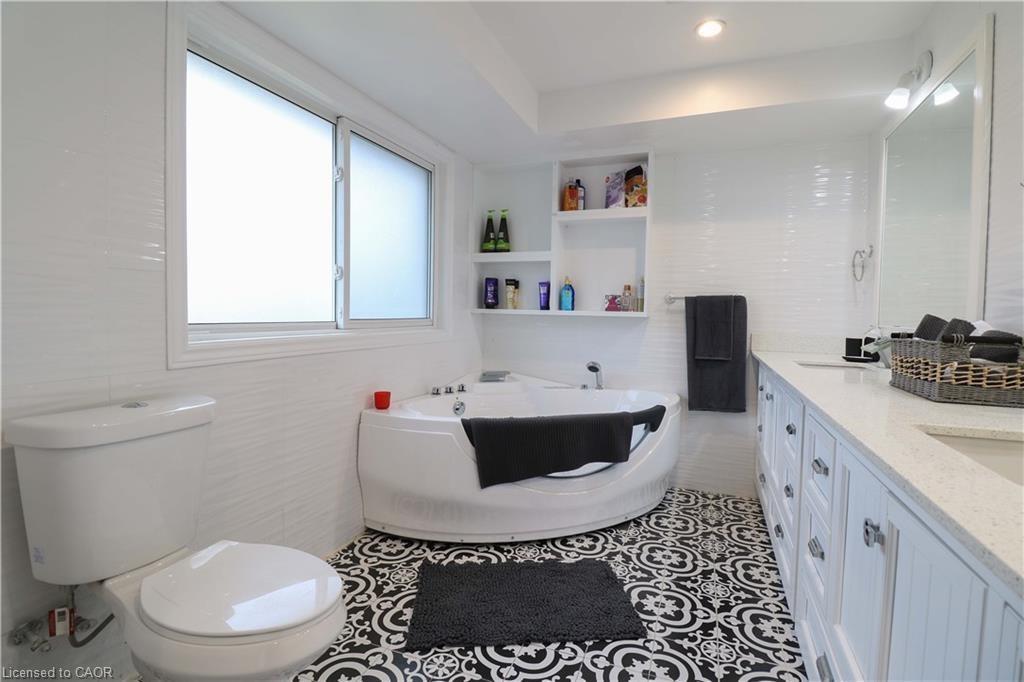 298 Second Road E, Stoney Creek, ON - Indoor Photo Showing Bathroom
