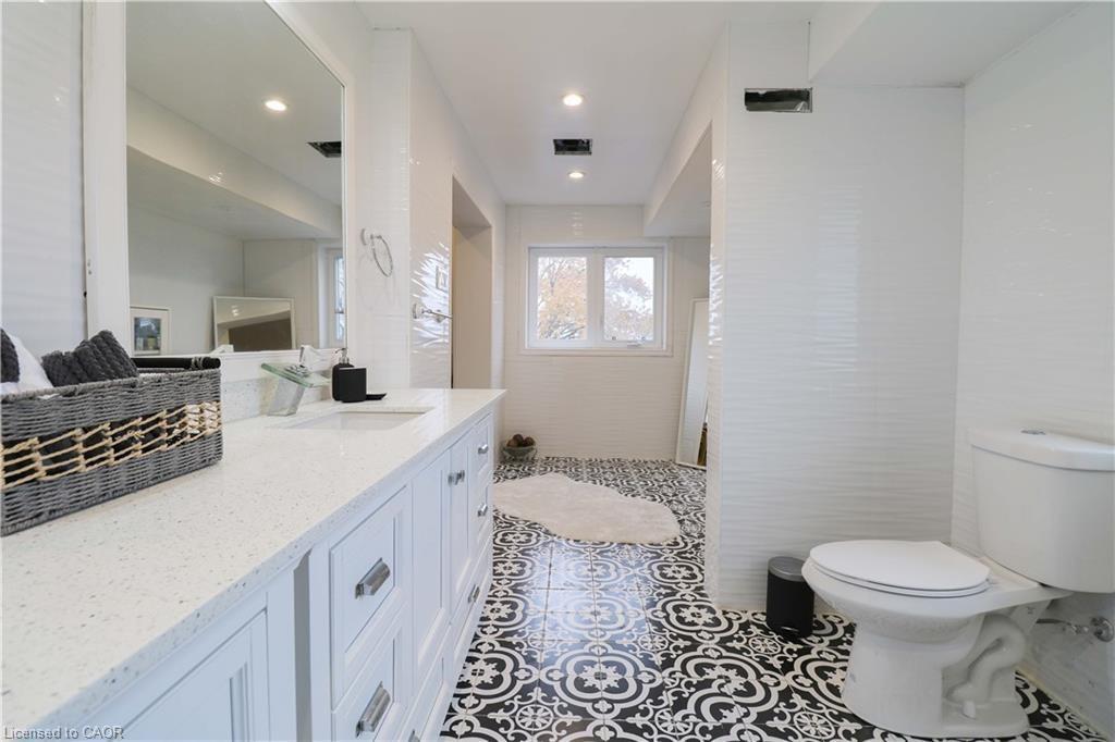 298 Second Road E, Stoney Creek, ON - Indoor Photo Showing Bathroom