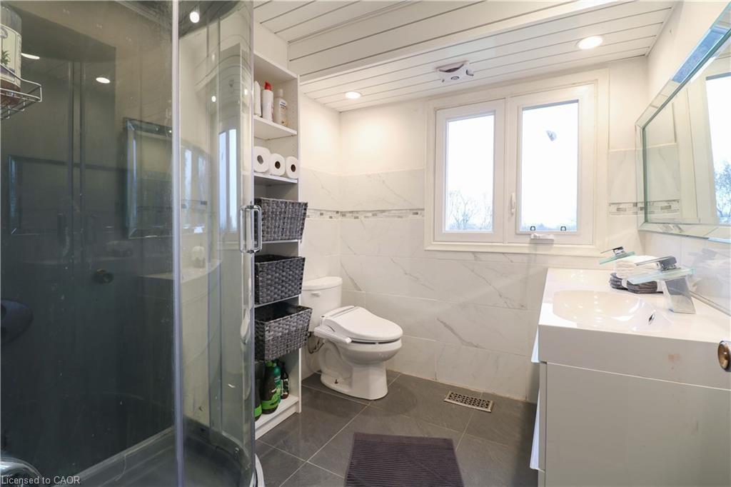 298 Second Road E, Stoney Creek, ON - Indoor Photo Showing Bathroom