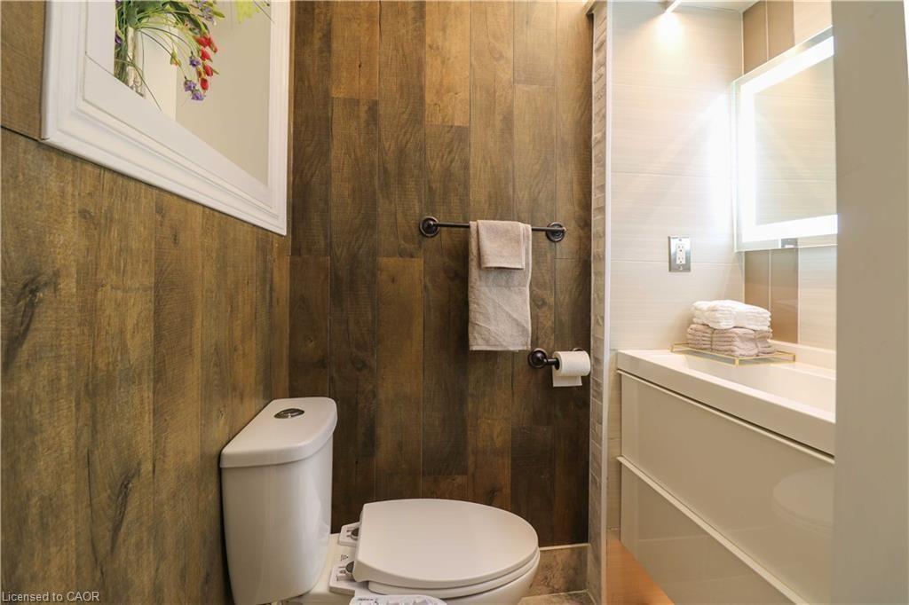 298 Second Road E, Stoney Creek, ON - Indoor Photo Showing Bathroom