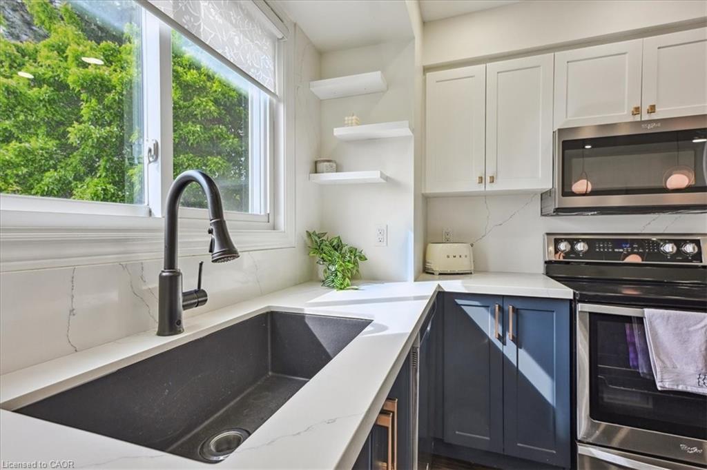 2-2920 Headon Forest Drive, Burlington, ON - Indoor Photo Showing Kitchen With Stainless Steel Kitchen With Upgraded Kitchen