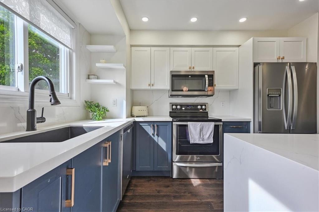 2-2920 Headon Forest Drive, Burlington, ON - Indoor Photo Showing Kitchen With Stainless Steel Kitchen With Upgraded Kitchen