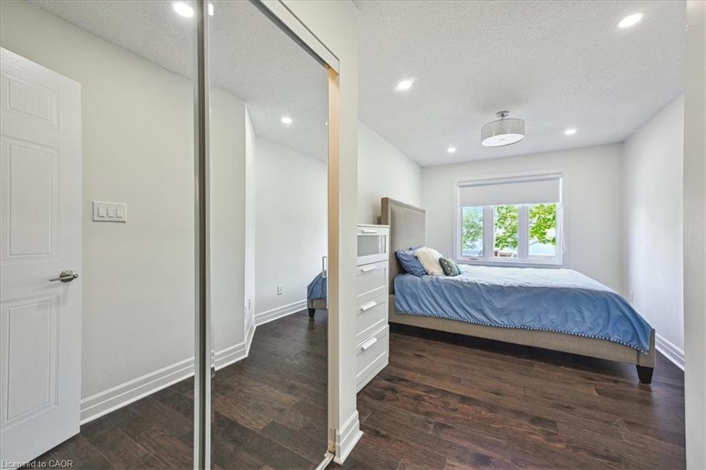 2-2920 Headon Forest Drive, Burlington, ON - Indoor Photo Showing Bedroom